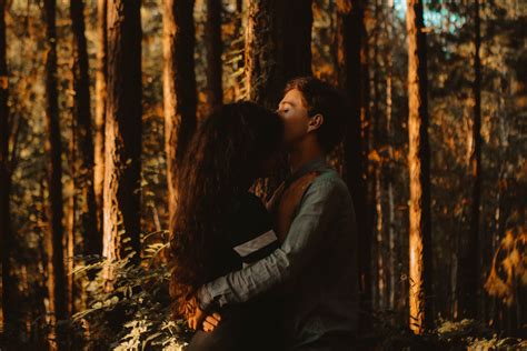 숲속의 부부, 그리고 시간을 거슬러 올라가는 나무의 비밀